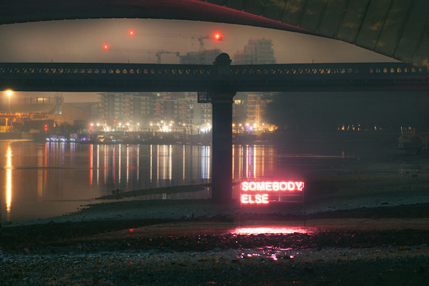 Inspirujące neony promujące nową płytę zespołu The 1975