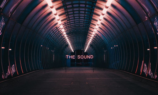 Inspirujące neony promujące nową płytę zespołu The 1975