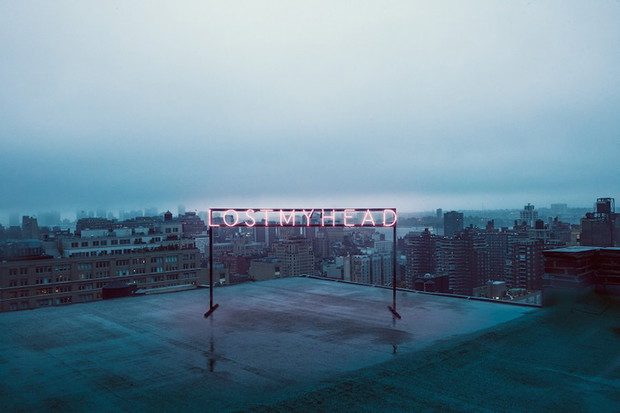 Inspirujące neony promujące nową płytę zespołu The 1975