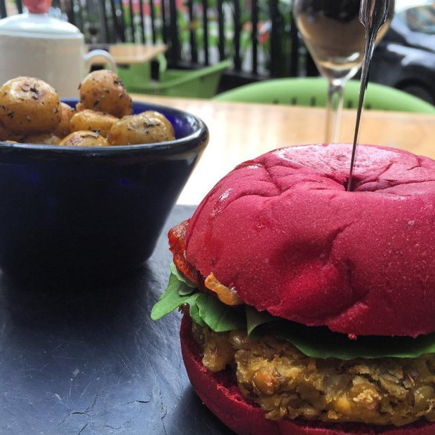 #BESTOFVEGANBURGER - hit na Instagramie, fot. @hippie.bogota