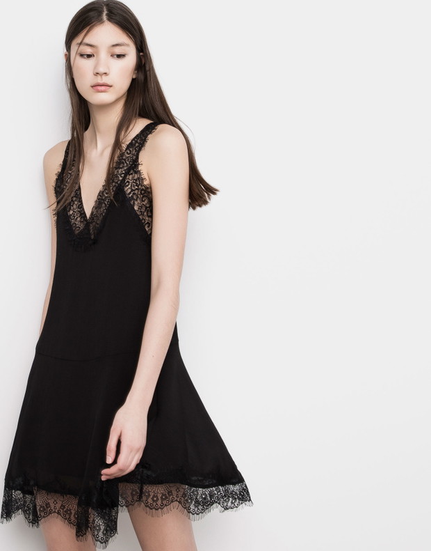 Sukienka z dekoltem V, Pull&Bear 139 zł, fot. mat. prasowe