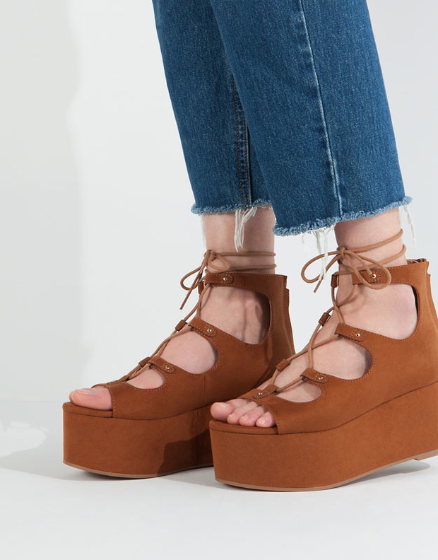Modne sandały na koturnie - lato 2016, Pull&Bear, 89,90 zł, fot. mat. prasowe