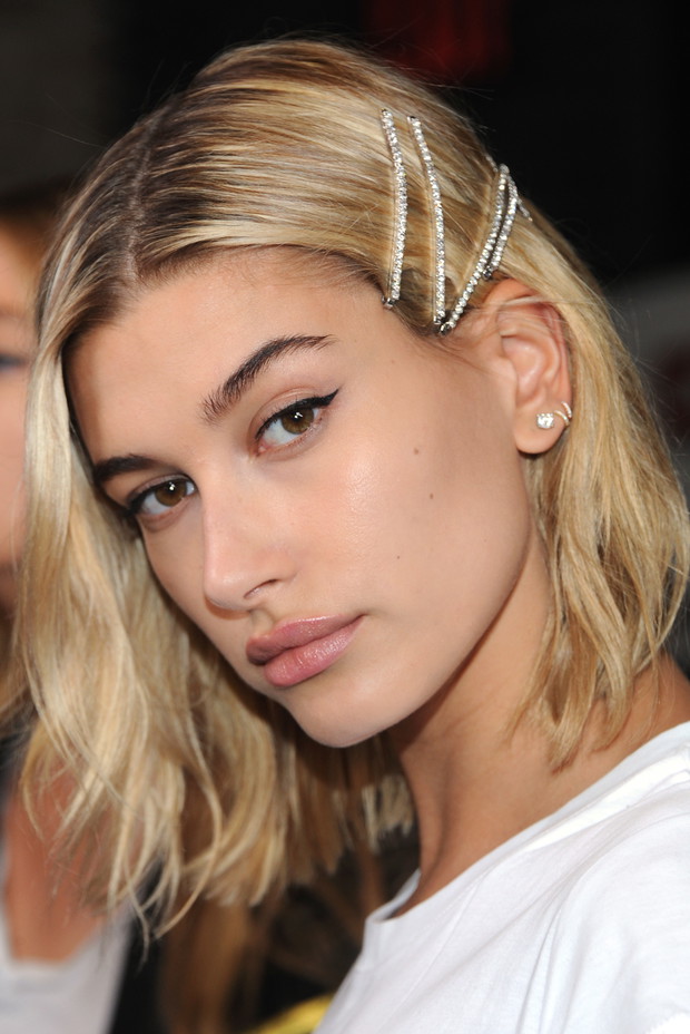 Fryzura Hailey Baldwin - spinki