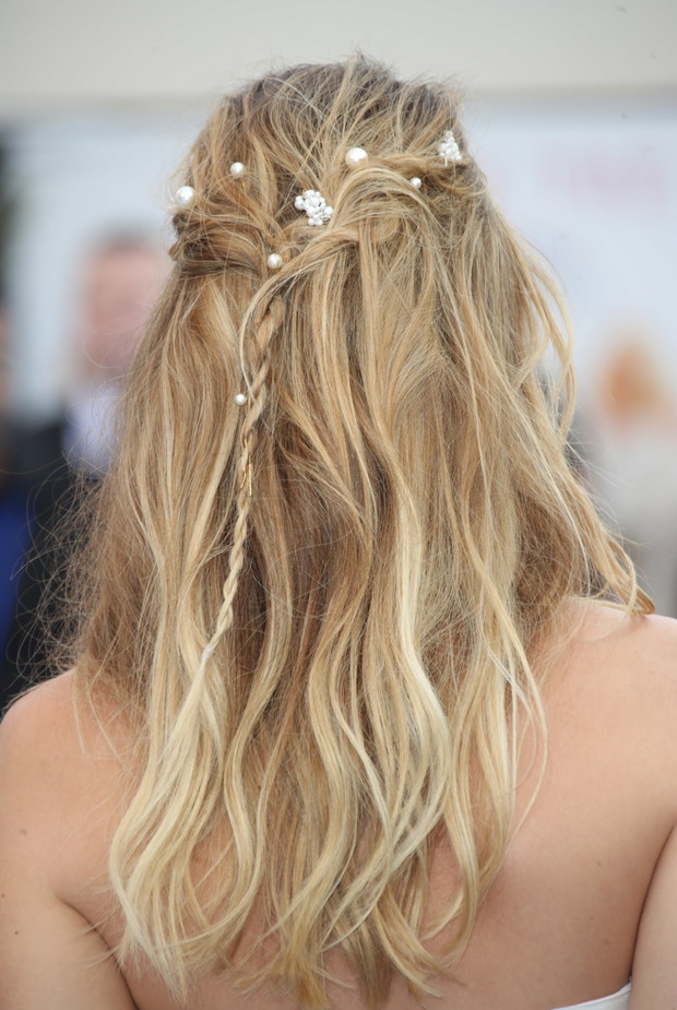 Fryzura Lily James - kwiatki i perełki we włosach