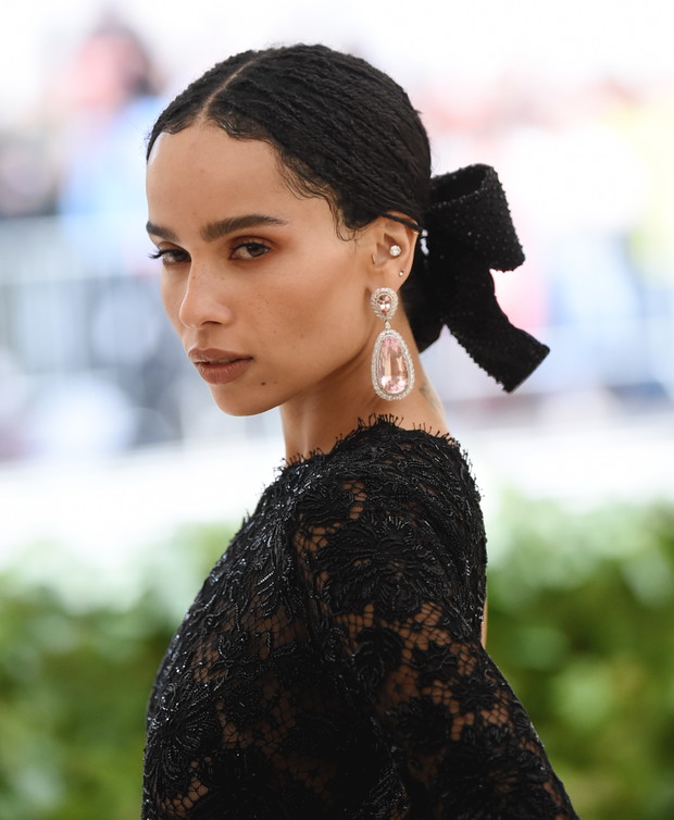 Fryzura Zoe Kravitz - kokarda