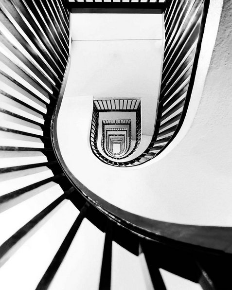 #worldneedsmorespiralstaircases - schody kręcone na Instagramie, fot. via Instagram/worldneedsmorespiralstaircases