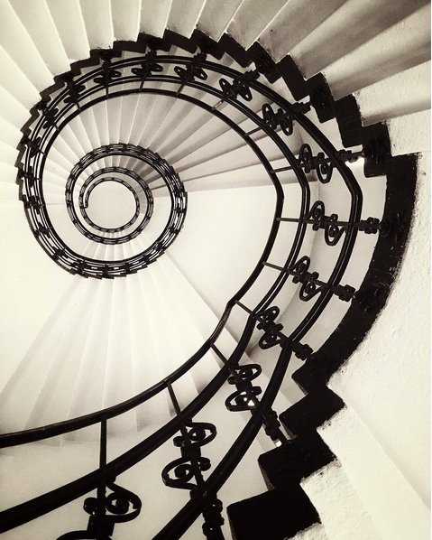 #worldneedsmorespiralstaircases - schody kręcone na Instagramie, fot. via Instagram/worldneedsmorespiralstaircases