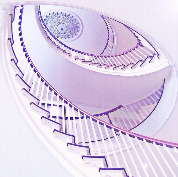 #worldneedsmorespiralstaircases - schody kręcone na Instagramie, fot. via Instagram/worldneedsmorespiralstaircases