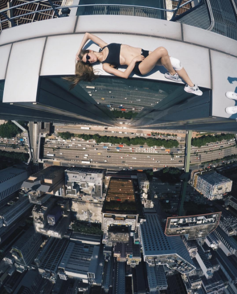 Ekstremalne selfie - zobacz zdjęcia Angeli Nikolau
