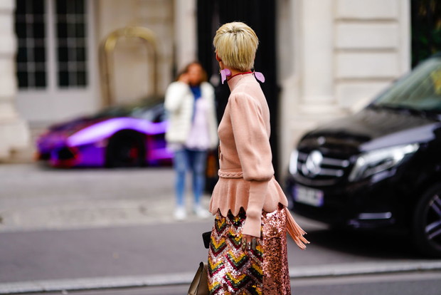 Jak nosić różowy sweter damski? Najlepsze zdjęcia street fashion