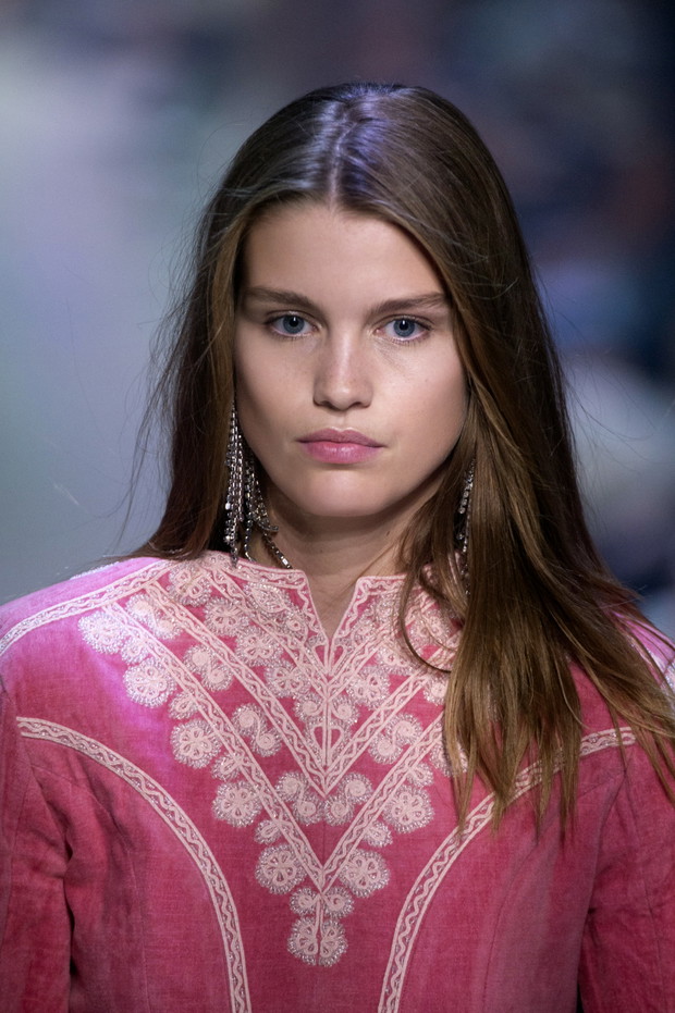 Naturalne półdługie włosy Isabel Marant