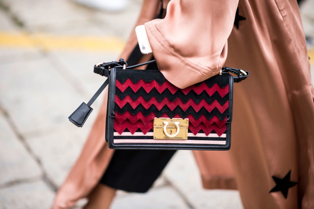 Street fashion: buty i akcesoria gości na pokazach SS17