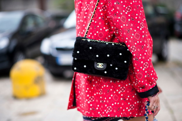 Street fashion: buty i akcesoria gości na pokazach SS17
