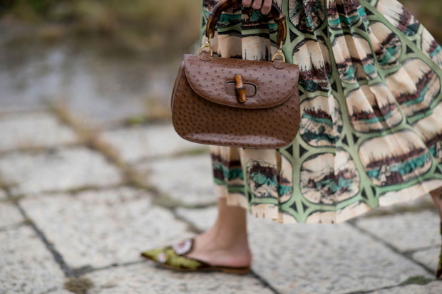 Street fashion: buty i akcesoria gości na pokazach SS17