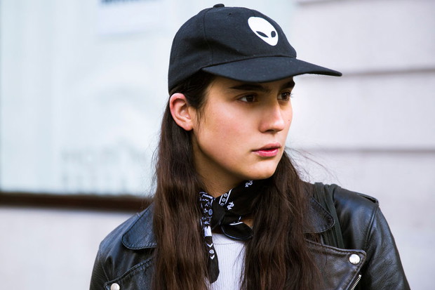 Modne nakrycia głowy street fashion
