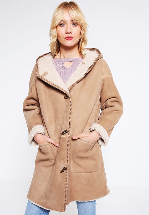 Modny kożuch - gdzie to kupić? VENTCOUVERT/Zalando, 4689,30 zł