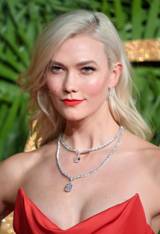 Włosy w kolorze Nordic White, Karlie Kloss, 2017 rok