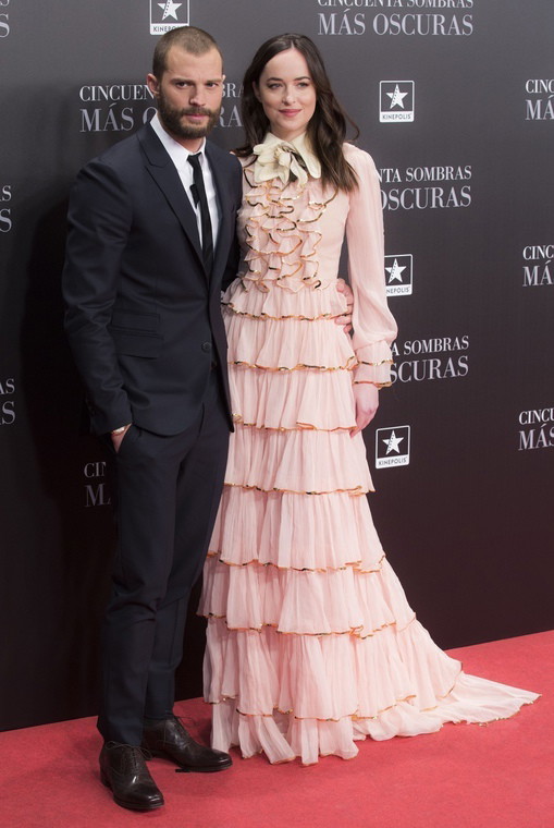 Jamie Dornan i Dakota Johnson (w sukni Gucci) podczas premiery filmu Ciemniejsza strona Greya w Madrycie, 8