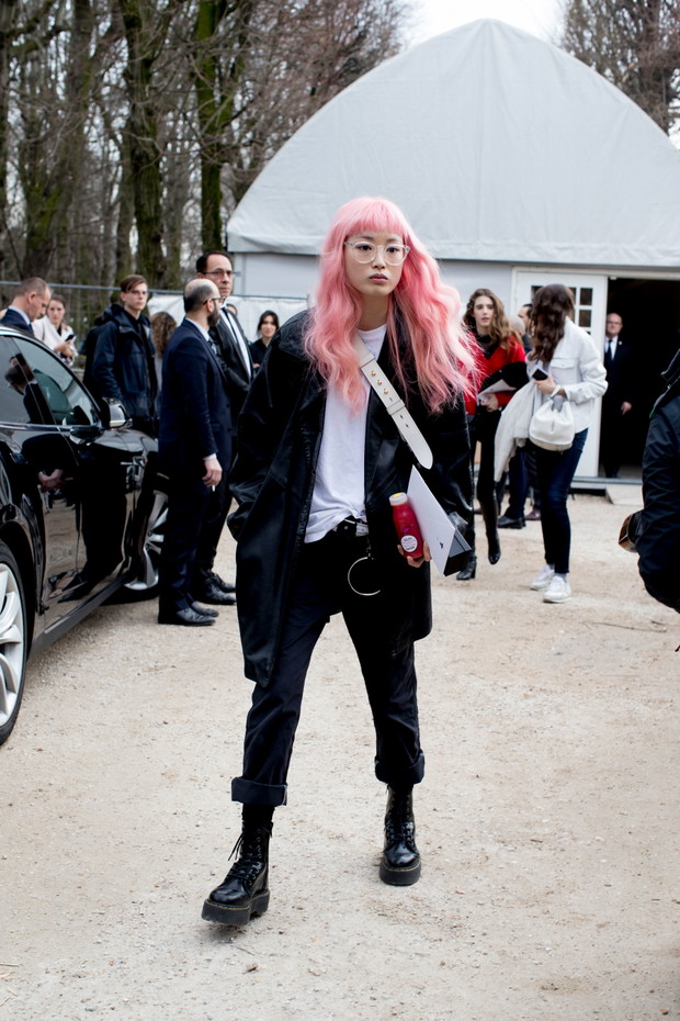 Street fashion: modelki off duty na Paris Fashion Week AW17