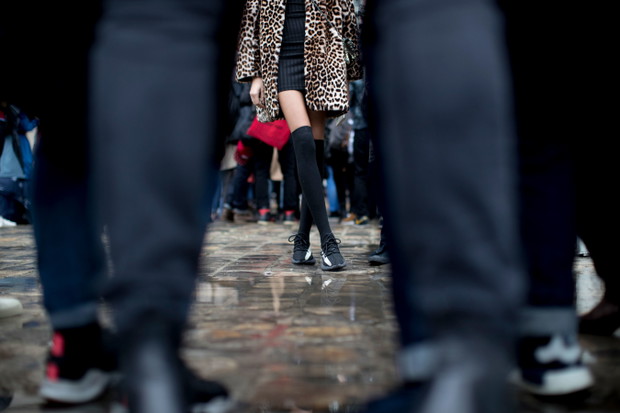 Street fashion: modelki off duty na Paris Fashion Week AW17