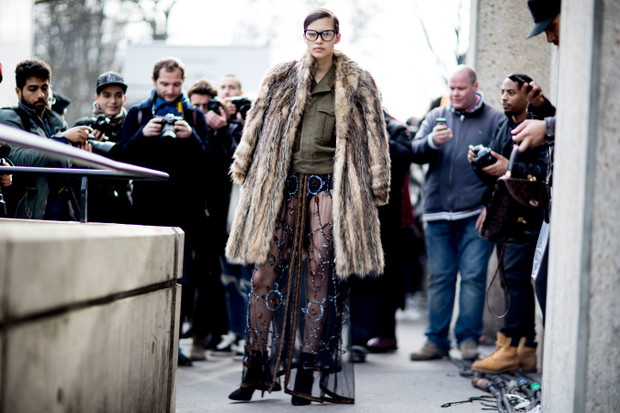 Street fashion: modelki off duty na Paris Fashion Week AW17