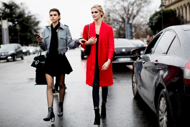 Street fashion: modelki off duty na Paris Fashion Week AW17
