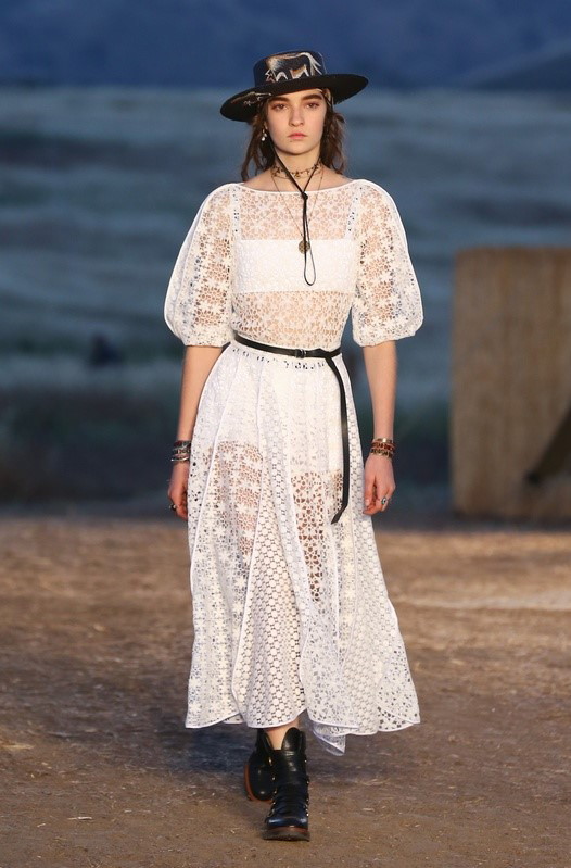 Dior Restort 2018 - biała sukienka