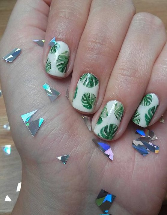 Mani z monsterą