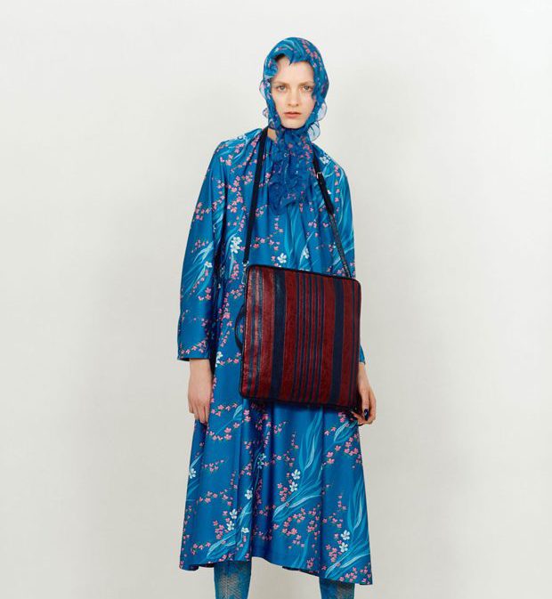Niebieska sukienka z kapturem Balenciaga Pre-Fall 2017