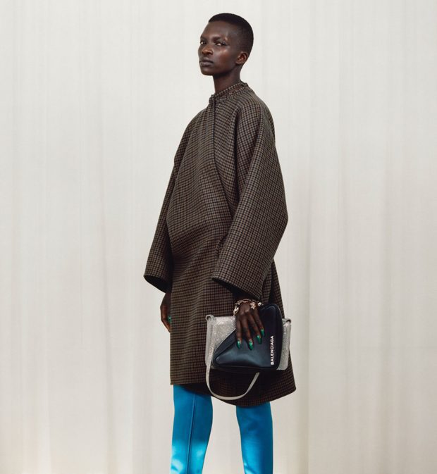 Płaszcz oversize i niebieskie satynowe kozaki Balenciaga Pre-Fall 2017