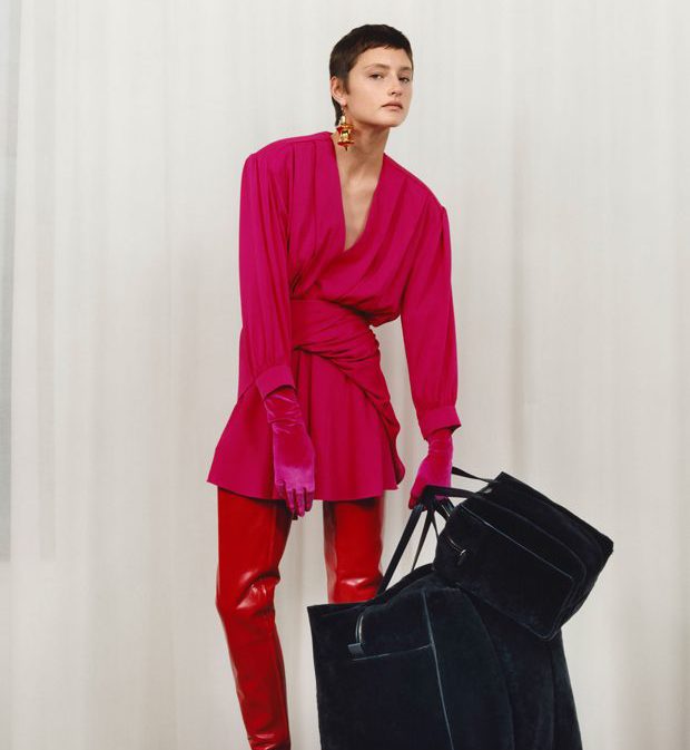 Różowy żakiet podkreślający talię Balenciaga Pre-Fall 2017
