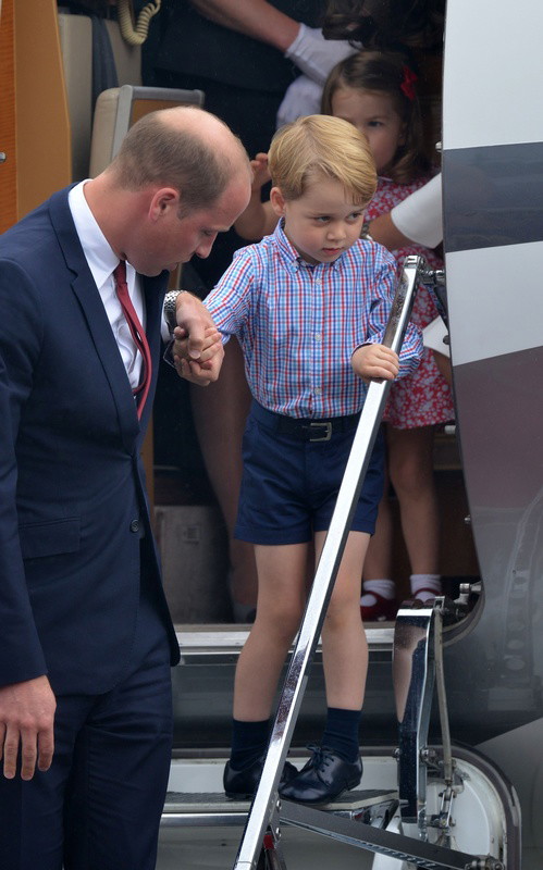 Charlotte i George w Polsce. Księżna Kate i Książę William do Warszawy przylecieli z dziećmi