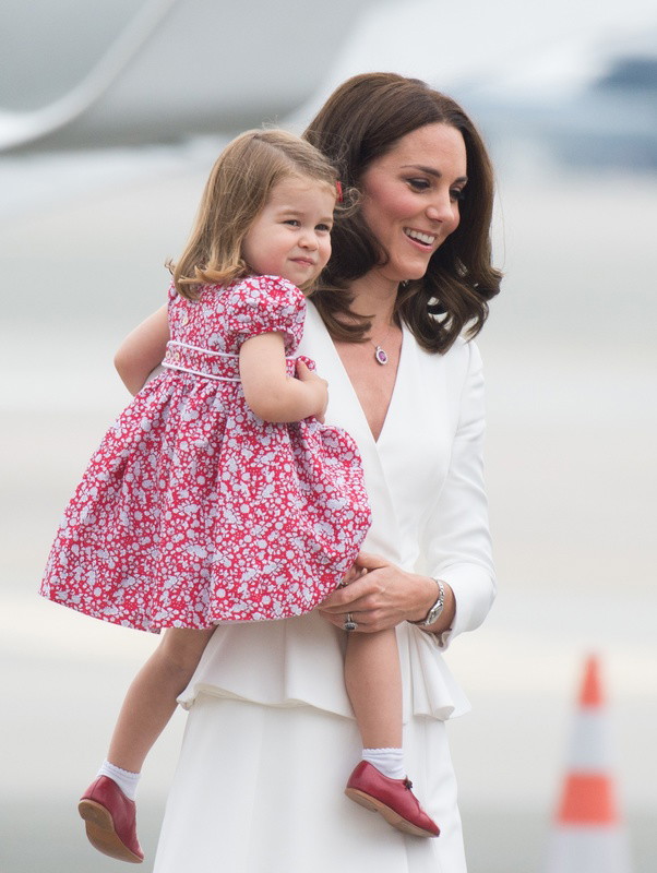 Charlotte i George w Polsce. Księżna Kate i Książę William do Warszawy przylecieli z dziećmi