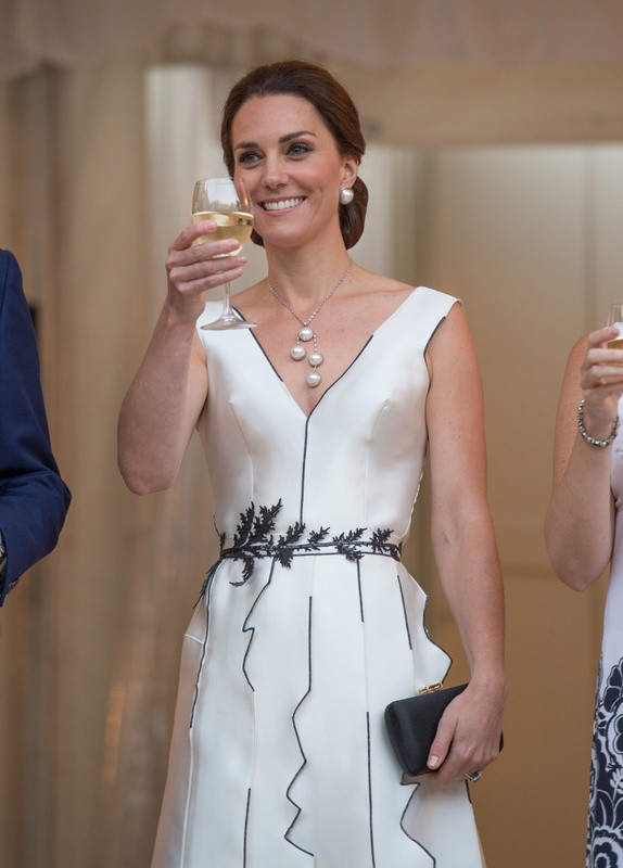 Księżna Kate celebruje urodziny królowej Elżbiety II podczas garden party, które zorganizowano w Łazienkach Królewskich, 17