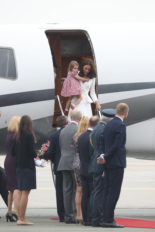 Księżna Kate i księżniczka Charlotte na lotnisku Okęcie, 17