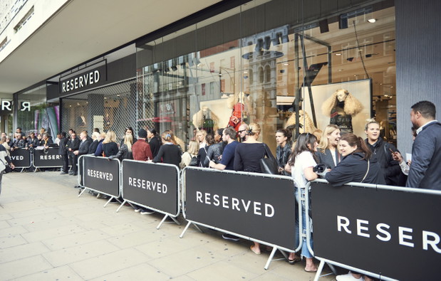 Kolejka przed salonem Reserved w Londynie