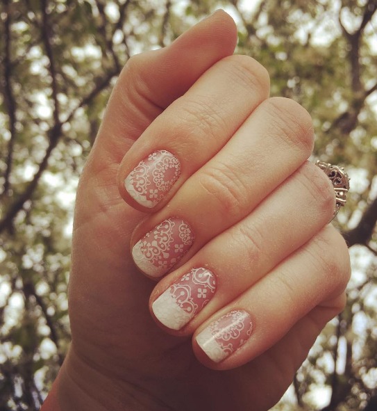Manicure w delikatny wzór na ślub