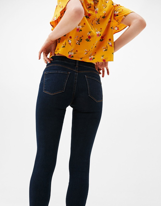 Dżinsy Bershka modelujące sylwetkę