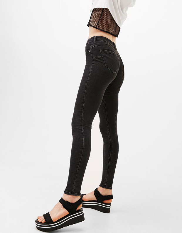Dżinsy Bershka modelujące sylwetkę