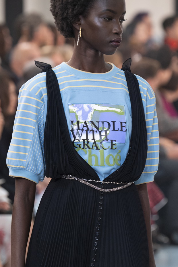 Modne koszulki na wiosnę 2020: t-shirty z wybiegu
