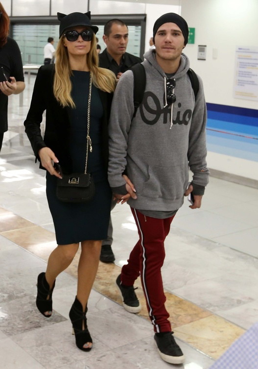 Paris Hilton i Chris Zylka na lotnisku w Meksyku, listopad 2017