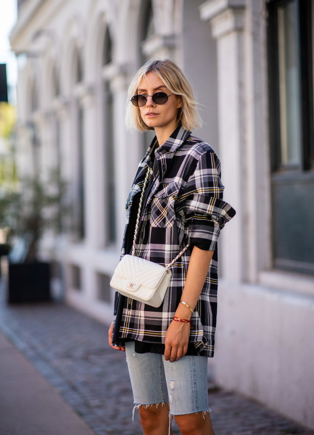 Postrzępione jeansy: stylizacje