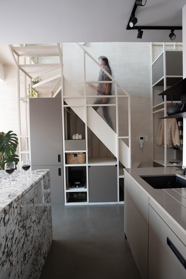 Mieszkanie z sypialnią na antresoli, Design: Architekt Magdalena Daszkiewicz, pracownia PRZESTRZENIE