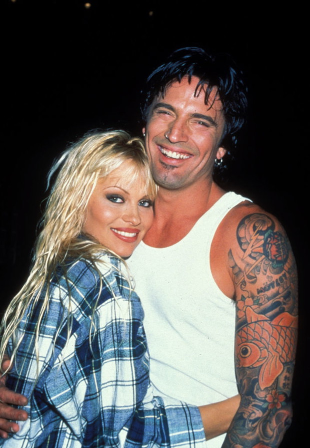 Stylizacje Pameli Anderson z lat 90.