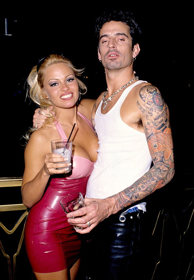 Stylizacje Pameli Anderson z lat 90.