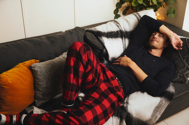 Tworzymy nowe tradycje - odmieniona świąteczna rzeczywistość w nowej kampanii marki Tommy Hilfiger