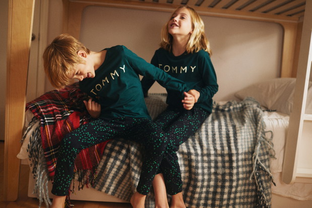 Tworzymy nowe tradycje - odmieniona świąteczna rzeczywistość w nowej kampanii marki Tommy Hilfiger