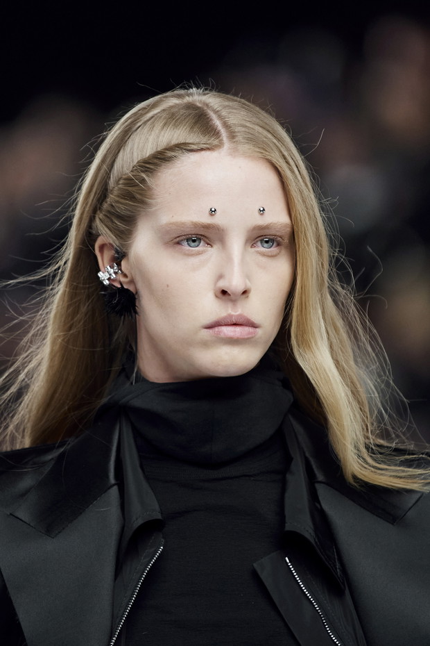 Fryzury na ślub cywilny - Givenchy