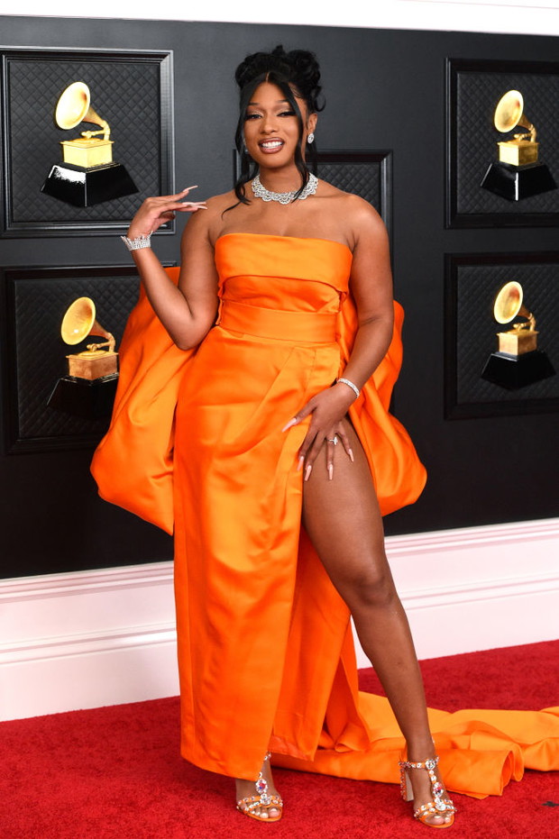 Grammy 2021: stylizacje gwiazd