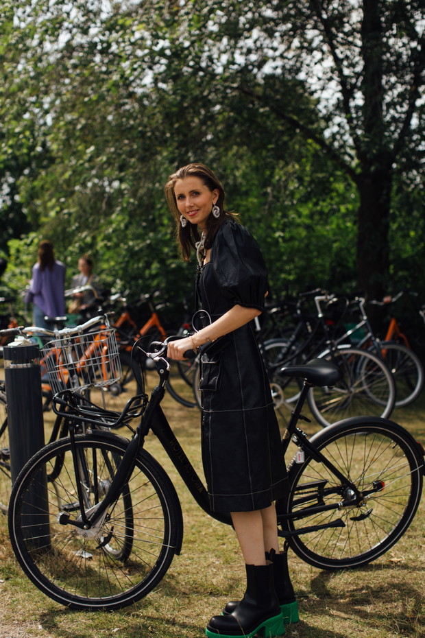 Stylizacje na Copenhagen Fashion Week wiosna-lato 2023